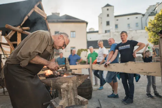 Handwerker beim Mittelalterfest mit Zuschauer